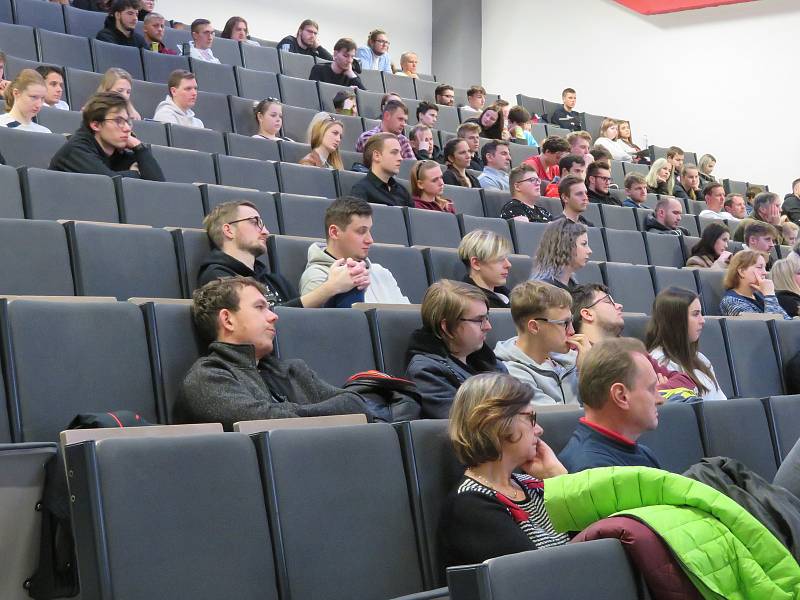 V úterý 8. března se v aule E1 VŠTE v Českých Budějovicích uskutečnil seminář s bývalým předsedou vlády Mirkem Topolánkem. S nápadem probrat aktuální palčivá témata přišel a debatu vedl podnikatel Jiří Borovka.