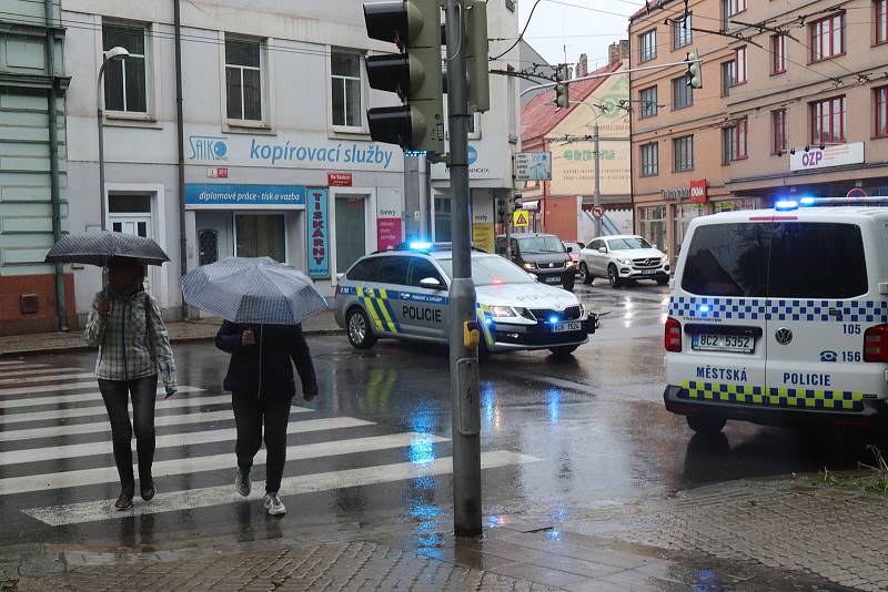 Strom spadl v ulici Na sadech v Českých Budějovicích do troleje. Doprava v krajském městě kolabuje.