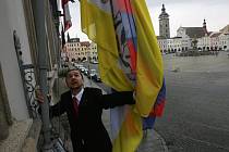 Českobudějovický primátor Juraj Thoma vyvěšuje tibetskou vlajku na radnici.