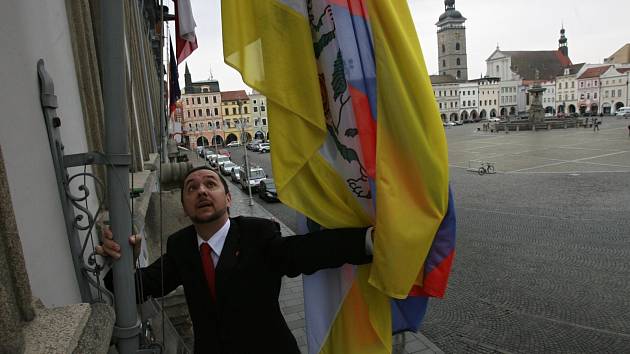 Českobudějovický primátor Juraj Thoma vyvěšuje tibetskou vlajku na radnici.