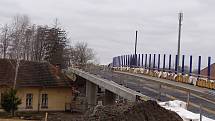 U Trocnova poblíž Borovan na Českobudějovicku staví nový most přes železnici.
