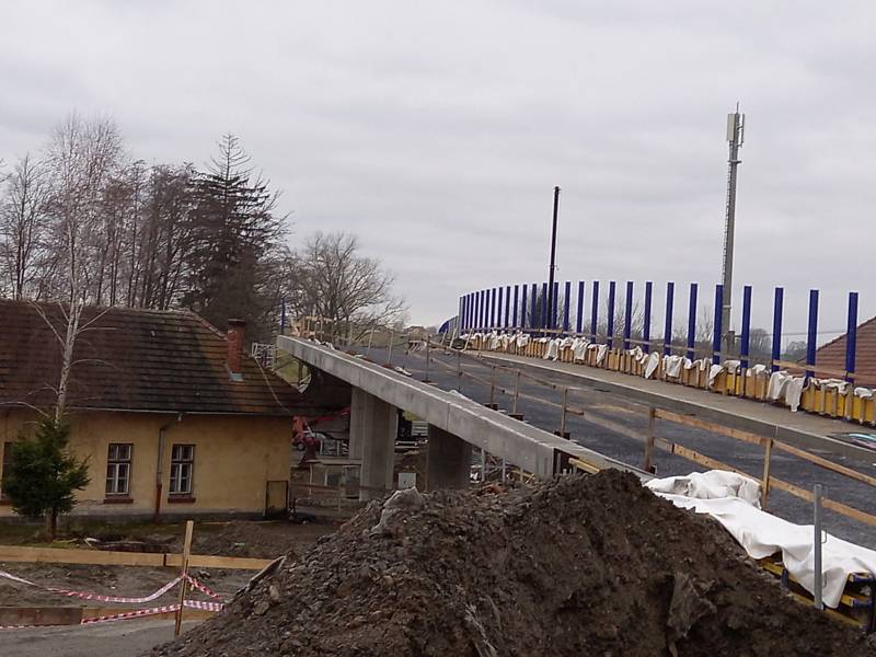 U Trocnova poblíž Borovan na Českobudějovicku staví nový most přes železnici.