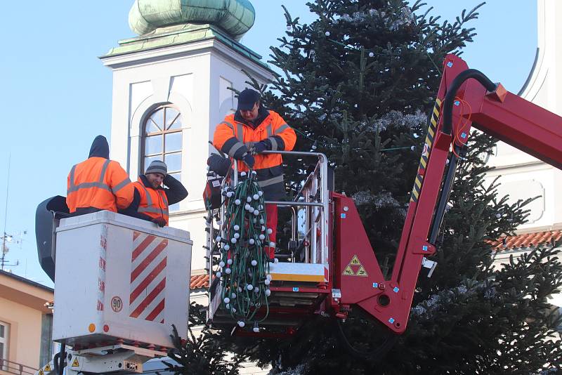 Zdobení vánočního stromu v Českých Budějovicích.