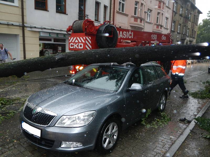 V českobudějovické třídě Čsl. legií spadla za bouřky ze stromu obrovská větev, která poničila i dvě zaparkovaná auta.