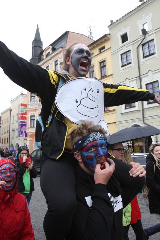 Více než tři tisíce studentů českobudějovických středních a vysokých škol v pátek prošly centrem města.