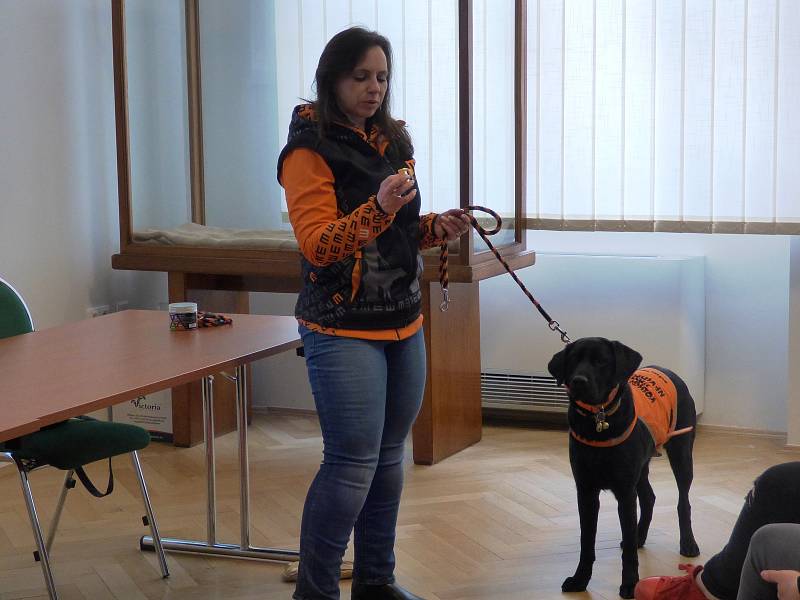 Nevidomá Blanka Stará přiblížila studentům problémy nevidomých a představila jim své vodicí psy.