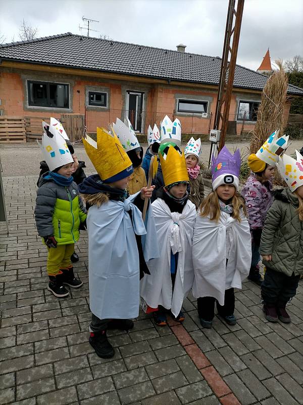 Děti z boršovské MŠ navštívily na Tři krále knihovnu i boršovský kostel