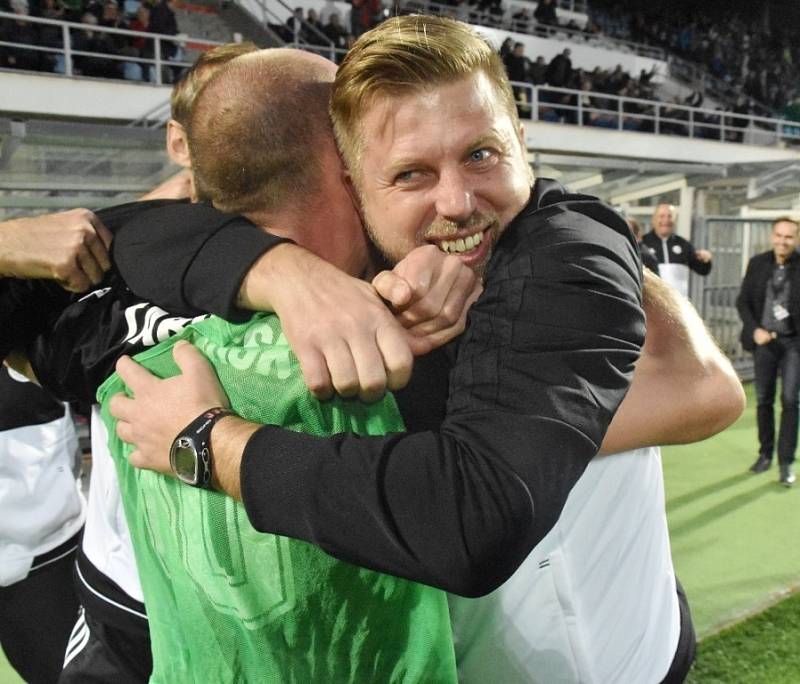 Fotbalisté Dynama v sobotním šlágru II. ligy porazili Opavu 2:1 a vystřídali ji v čele tabulky. 