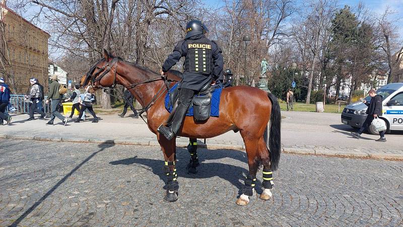 Fanoušky Baníku přivítala v Budějovicích na nádraží policie.