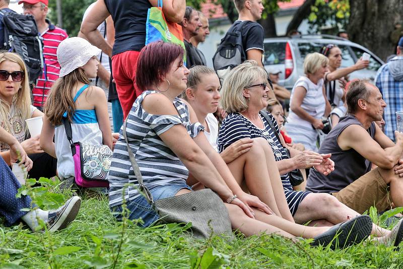 Návštěvníci Dřevorubeckých slavností fandili závodníkům, kteří bojovali o titul "Král dřevorubců 2018".