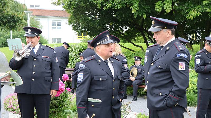 Hudba Hradní stráže a Policie ČR hrála v areálu budějovické nemocnice jako poděkování zdravotníkům za nasazení v době pandemie.