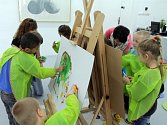 Školáci v Domě umění malují kupky sena. Na snímku děti se sluchovým postižením z českobudějovické školky v Riegrově ulici.