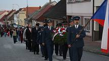 Hasiči ve slavnostních uniformách s vlajkou a věncem vedli průvod městem.