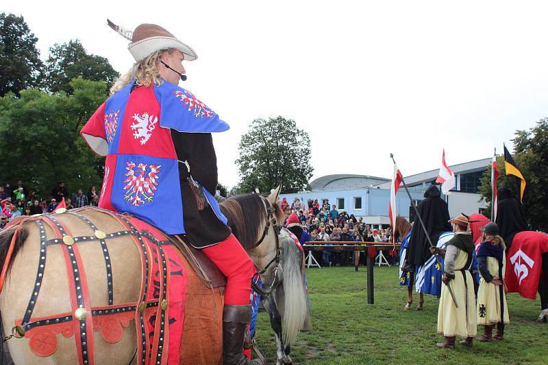 Slavnosti železné a zlaté vyvrcholily v sobotu odpoledne příjezdem krále Přemysla Otakara II. na Sokolský ostrov v Českých Budějovicích.