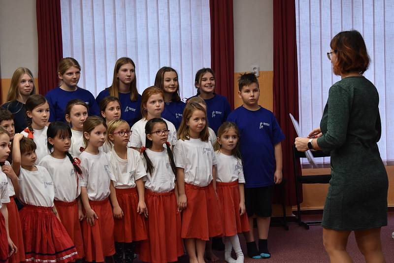 Ve středu 7. prosince se uskuteční 12. ročník akce Česko zpívá koledy. Chybět nebude Dětský folklorní soubor Bárováček.