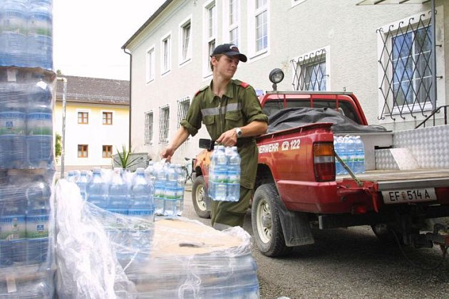 S pitnou vodou pomáhají i hasiči.