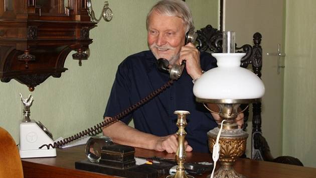 Starý telefon, ze kterého volal v roce 1986 Jan Proško (na snímku) svému někdejšímu spolubydlícímu z bechyňského internátu, písničkáři Karlu Krylovi, do Mnichova, má stále své místo v obýváku suchovrbenského domku. 