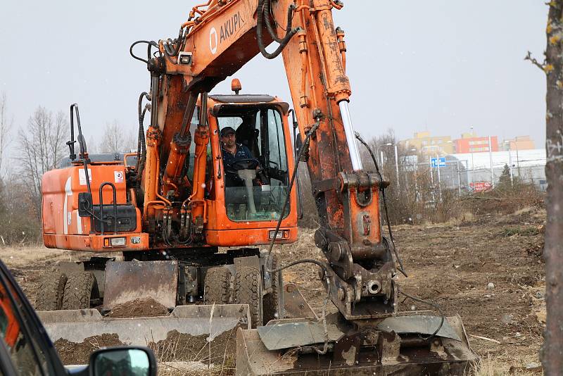 Těžké stroje vyklízejí prostor  ve Čtyřech Dvorech, kde bude stát druhý budějovický Kaufland.