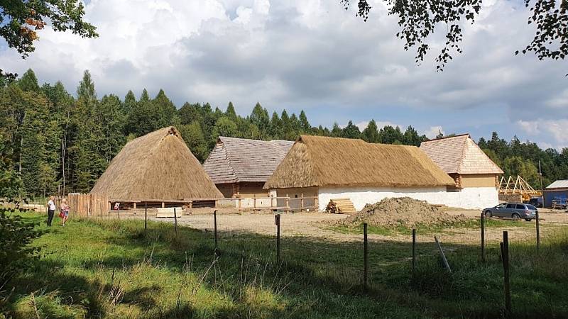 Takhle roste archeoskanzen Trocnov. Podívat se byla Marie Kadlecová.