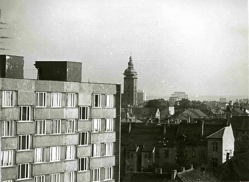 Pražské předměstí, pohled z křižovatky Pekárenské a Kostelní, 1985. Foto ze sbírky fotografií a pohlednic Jiřího Dvořáka poskytl Státní okresní archiv České Budějovice.