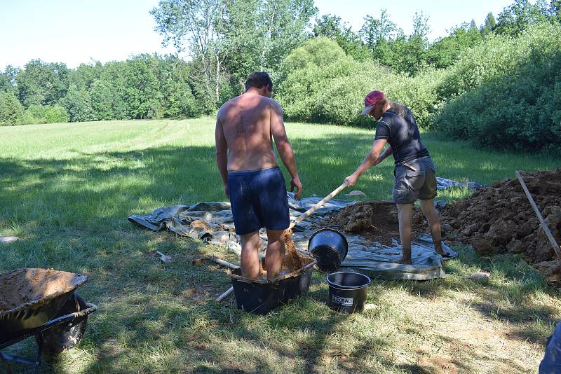 V areálu Památníku Jana Žižky z Trocnova postavili v době od 29. do 30. června keramickou pec.