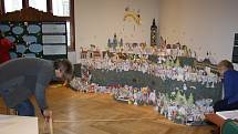Nový rekordní papírový betlém máme od 20. prosince v Jihočeském muzeu. Neuvěřitelných 1614 originálních postaviček z papíru vyrobilo 1382 autorů z Českých Budějovic a okolí.