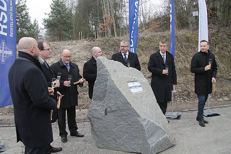 Ve středu dopoledne byla u Ševětína slavnostně zahájena výstavba úseku dálnice D3 Ševětín-Borek.