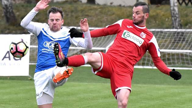 Aleš Hanzlík v zápase Táborska s Ústím (2:0) v souboji s hostujícím Moulisem: fotbalové soutěže v kraji, poklud počasí dovolí, by měly o víkendu pokračovat.