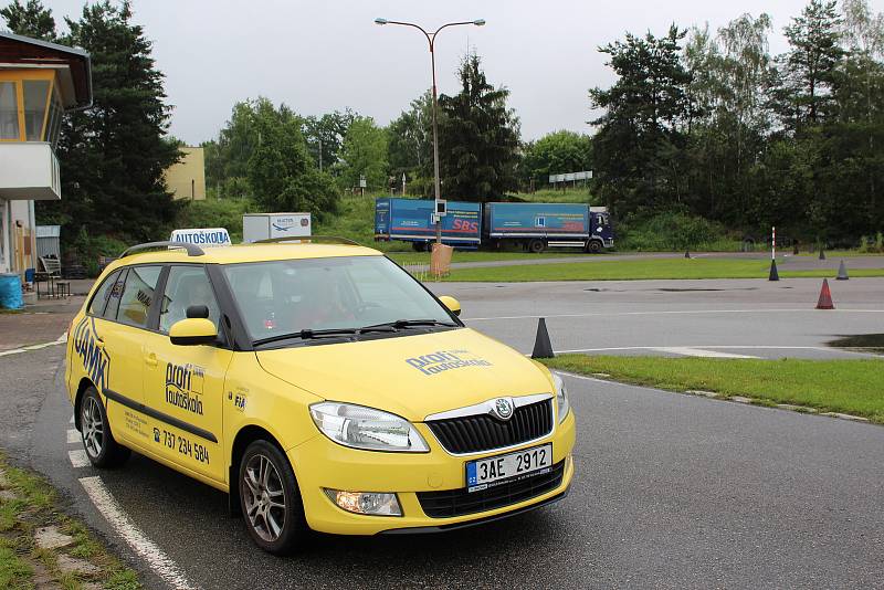 Autoškola ÚAMK v Č. Budějovicích má nyní plně obsazené kurzy pro budoucí řidiče.