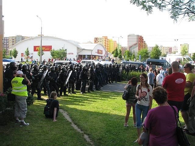 Policejní kordon na Máji 13. července.