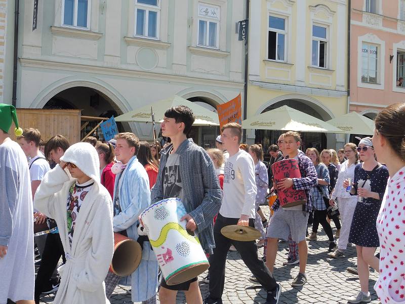 Budějovický majáles vyvrcholil v pátek 24. května tradičním průvodem městem. Studenti ze 17 škol prošli ulicemi centra v maskách. Dav mířil na Sokolský ostrov, kde program pokračoval volbou Krále majálesu. Navečer se zde tradičně koná hudební program.