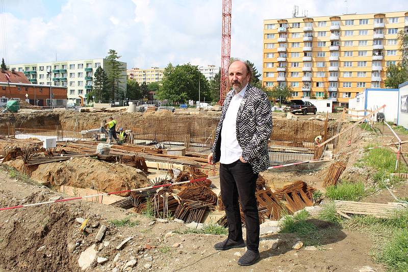 Architekt Jiří Brůha ukazuje na novou, budoucí, zelenou stavbu.