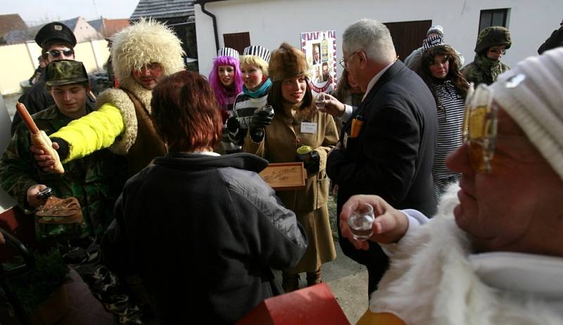 V Řípci u Veselí nad Lužnicí každý rok komentují nejdůležitější dění v ČR. Koledoval zde například politický cirkus nebo po návsi jezdilo poruchové Pendolino. Letos na koledu vyrazil prezident Klaus se svou družinou amnestovaných vězňů.