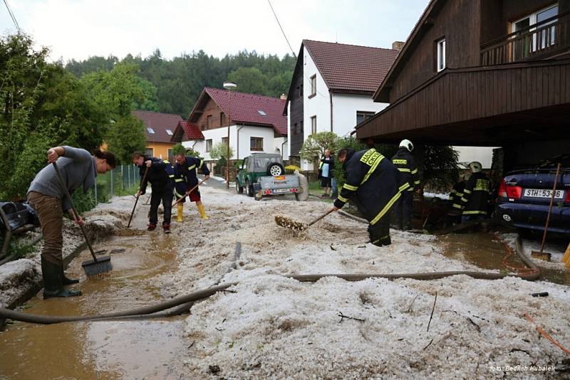 Krupobití se přehnalo i přes Čkyni, kde museli zasahovat hasiči. 