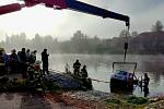V řece v Týně nad Vltavou skončilo v úterý 8. listopadu 2022 osobní auto. Potopenou fabii museli vyprostit hasiči.