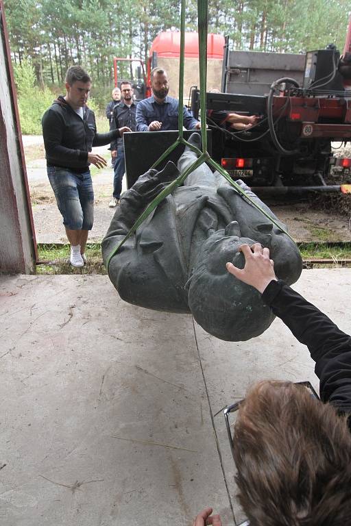 Třímetrovou sochu Klementa Gottwalda přivezl náklaďák do depozitáře Alšovy jihočeské galerie na letišti Planá.