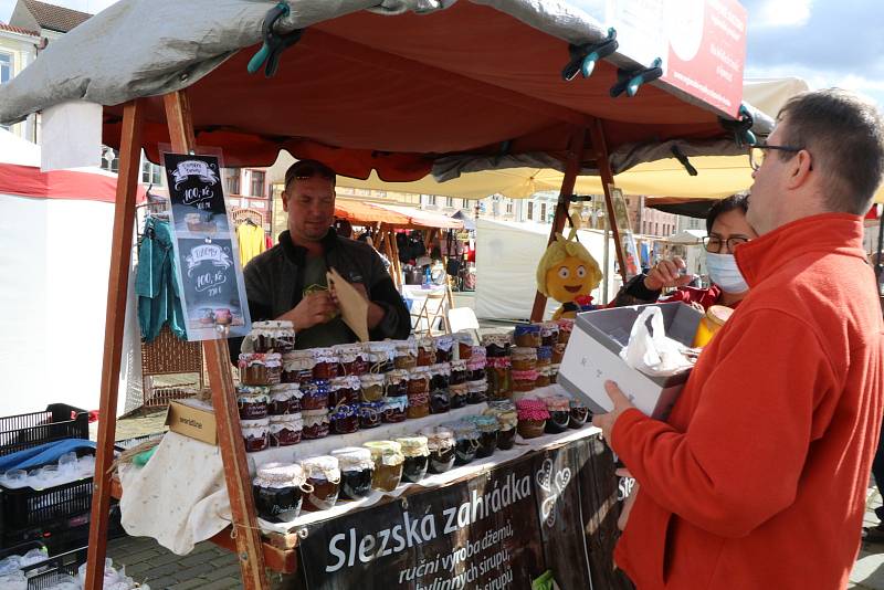 Švestkové trhy na českobudějovickém náměstí Přemysla Otakara II. přilákaly mnoho kolemjdoucích.