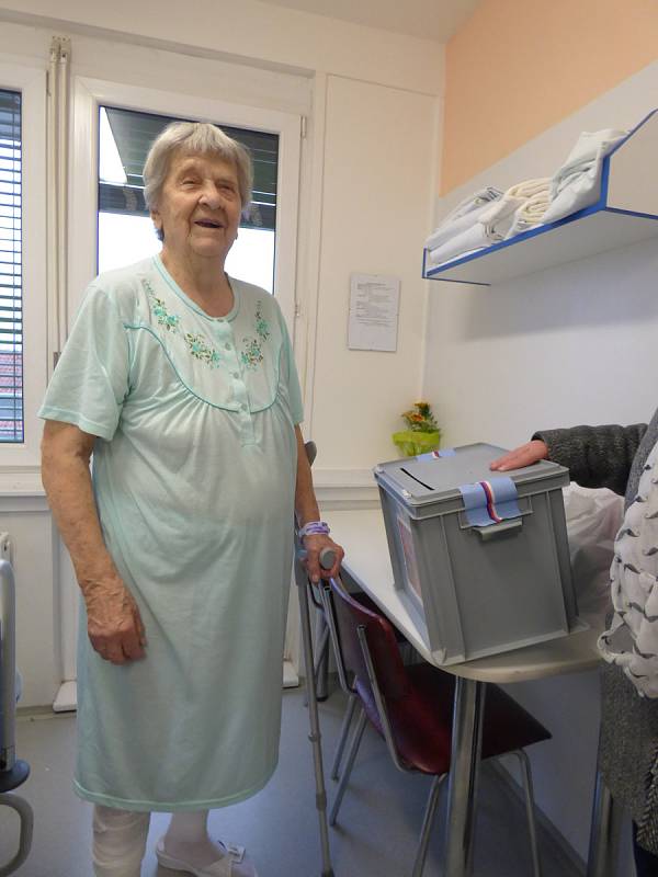 Jednou z voliček byla v českobudějovické nemocnici i 91letá Jaroslava Podlešáková.
