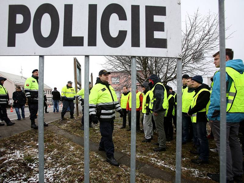 Jihočeští policisté cvičili na hranicích procedury spojené se zadržením migrantů a žadatelů o azyl. Roli uprchlíků sehráli při cvičení studenti policejní školy z Prahy – Hrdlořez.