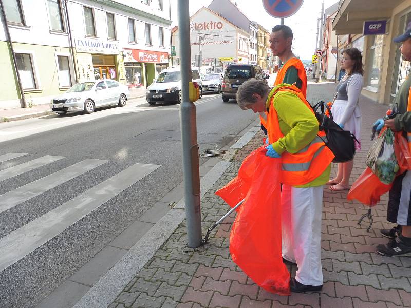 Budějčtí bezdomovci uklízeli v pátek 3. července Rudolfovskou třídu. Vedl je dobrovolník František. Za odměnu dostanou stravenky.