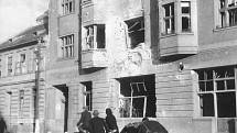 Po náletech v březnu 1945 zůstalo v Českých Budějovicích mnoho zmařených životů a zničených domů. Na snímku restaurace U Černého koníčka.