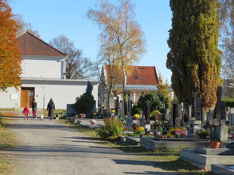 Hřbitovy na jihu Čech už lidé zdobí novými dekoracemi, květinářství přijímají objednávky, obchody prodávají hotové výrobky.