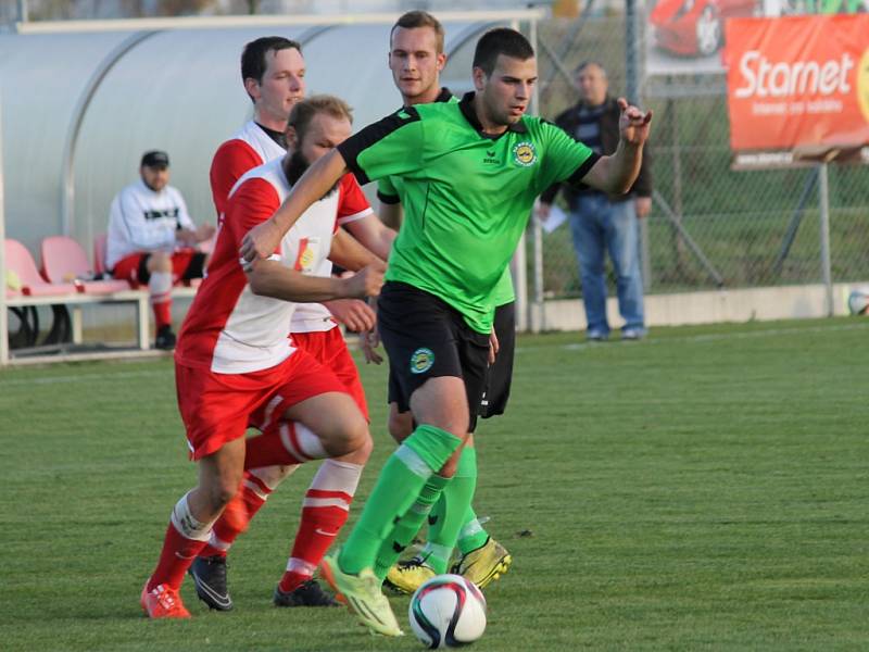 Slavoj Temelín (v červenobílém) se rozloučil s podzimní sezonou vítězstvím, doma porazil Neplachov 3:0.  