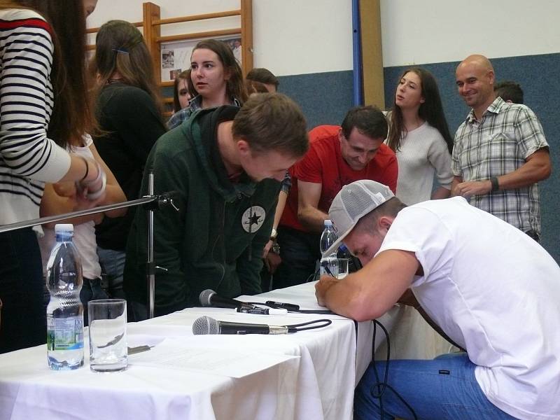 Martin Fuksa besedoval se studenty v Gymnáziu Česká