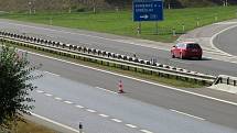Opravy a udržovací práce na jihočeské dálnici D3 znamenají pro řidiče v některých úsecích sníženou rychlost a provoz svedený do jednoho silničního pruhu.