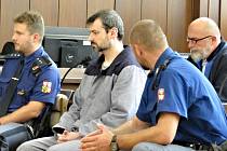 Odsouzený inženýr Tomáš Burian u krajského soudu ve středu 18. října při veřejném projednání povolení obnovy procesu se svým právníkem Robertem Kaše a eskortní službou.
