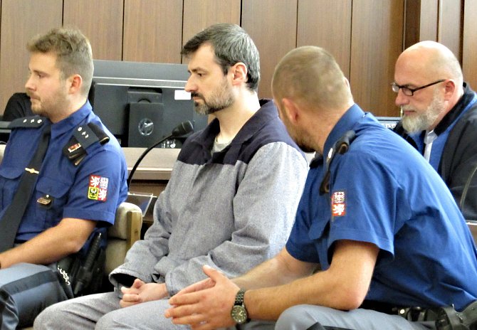 Odsouzený inženýr Tomáš Burian u krajského soudu ve středu 18. října při veřejném projednání povolení obnovy procesu se svým právníkem Robertem Kaše a eskortní službou.