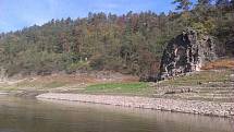Parta vodáků sjela asi devět kilometrů dlouhý úsek Vltavy, který je přes 50 let pod hladinou Orlíku a teď se opět vynořil, takže se dá jet původním korytem. Vyráželi z Neznašova.