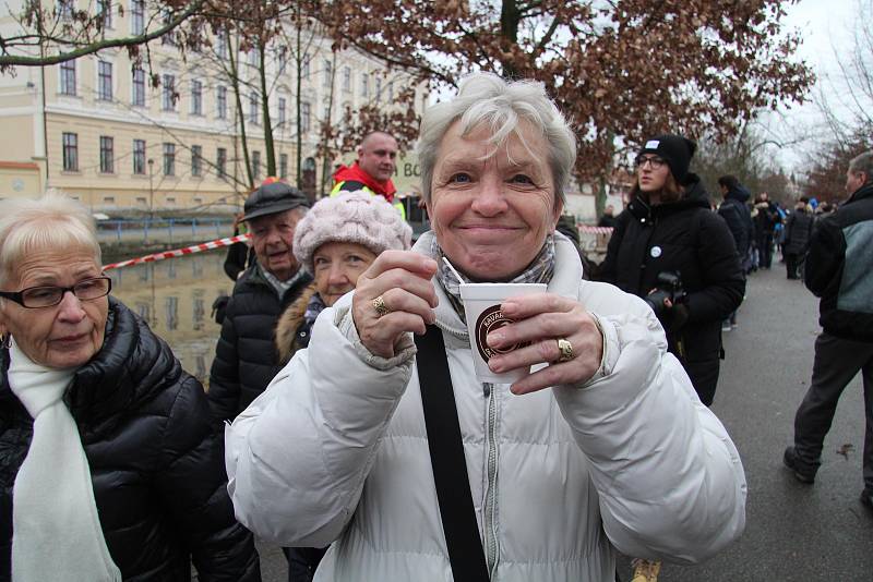 Otužilci na slepém rameni Malše v Českých Budějovicích