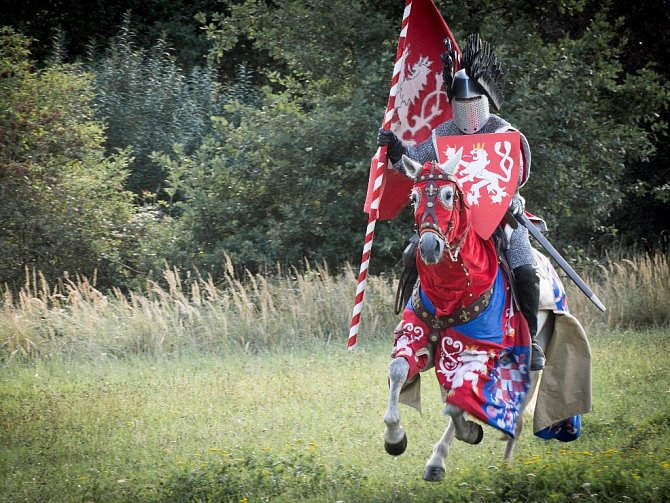Přemyslův pád. Součástí páteční slavnosti k 750. výročí Budějovic bude i audiovizuální znázornění stržení Přemysla Otakara II. z koně. Snímek je z natáčení scény.